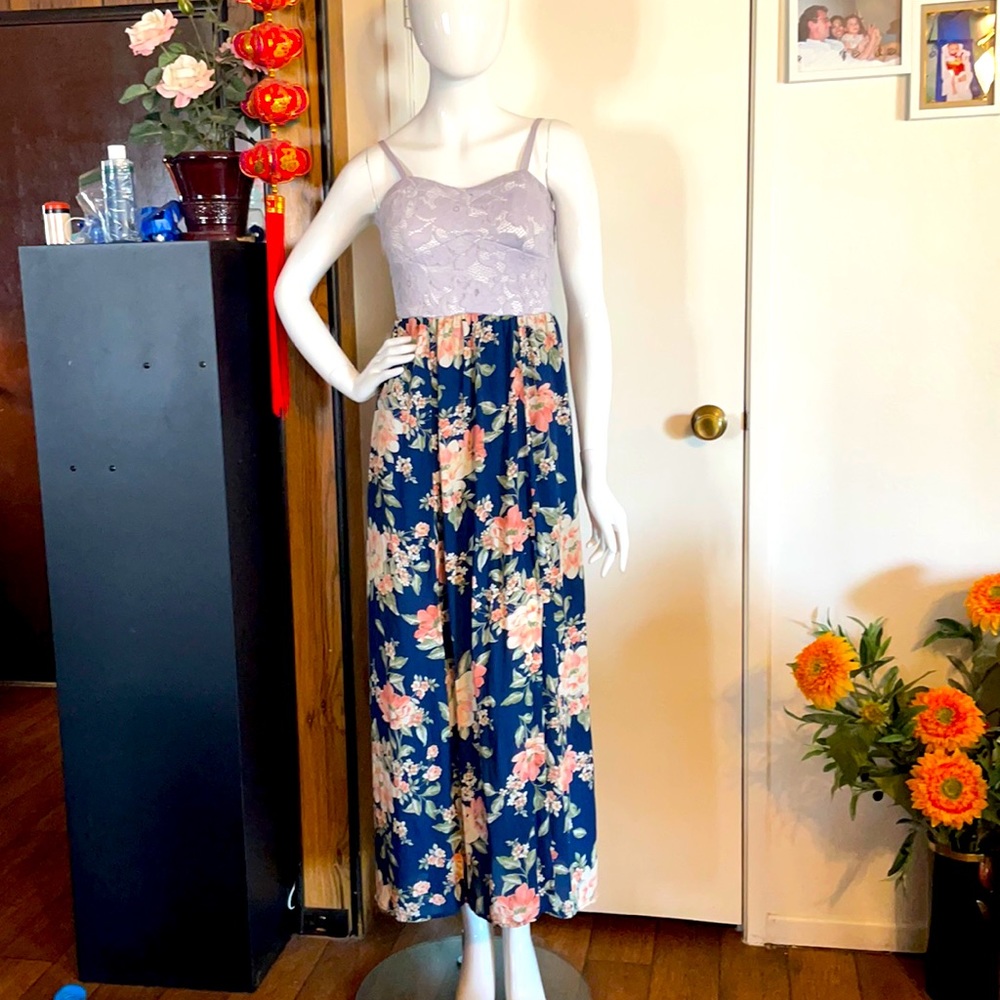 Beautiful dress.size L , fit me I’m size s